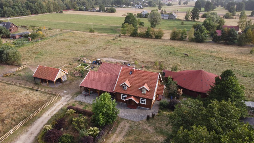 Piękne siedlisko, stajnie, staw, dwa domy 1h od Warszawy 2,6 ha