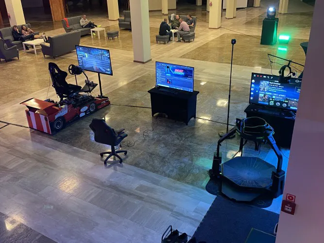 Bieżnia_VR,_stanowisko_VR,_symulator_rajdowy_na_podnośnikach_-_event1.webp