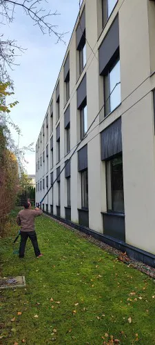profesjonale-sprzatanie-biur-klinik-zakladow-produkcyjnych-147731-warszawa.webp